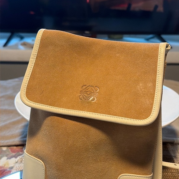 💯Loewe Tan and Cream Suede Crossbody Bag - Picture 4 of 16